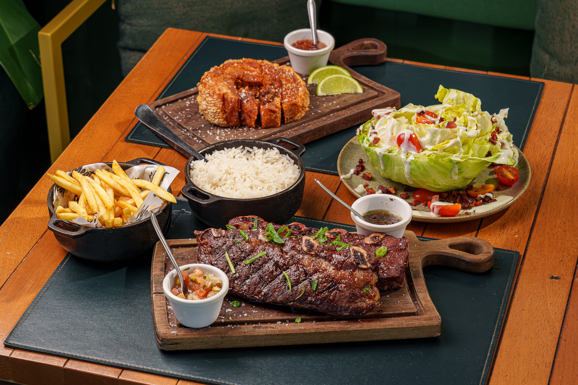 Tábua de carne fatiada com salada, arroz e fritas na mesa do Smeat