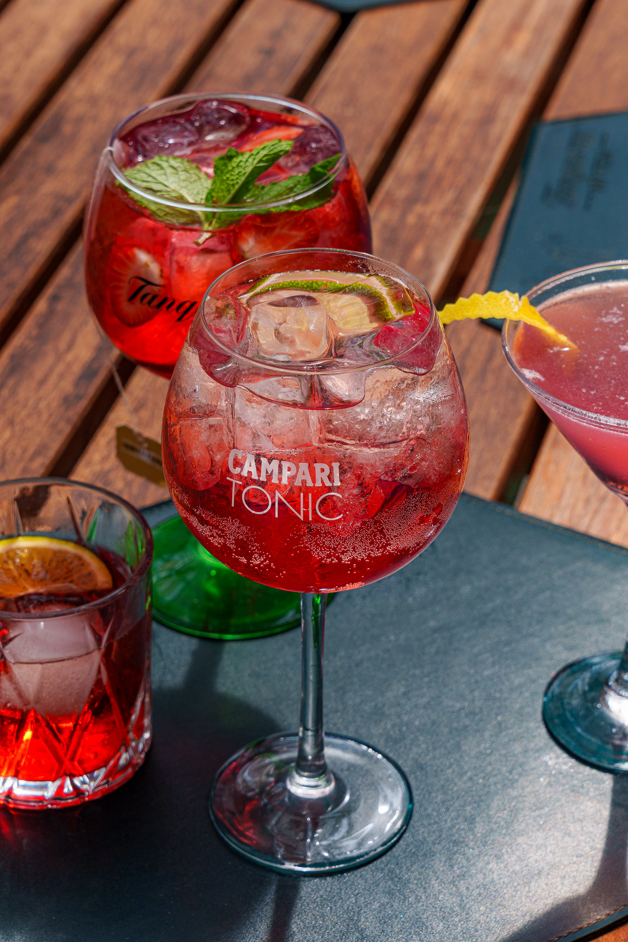 Drinks vermelhos com Campari na mesa do Smeat