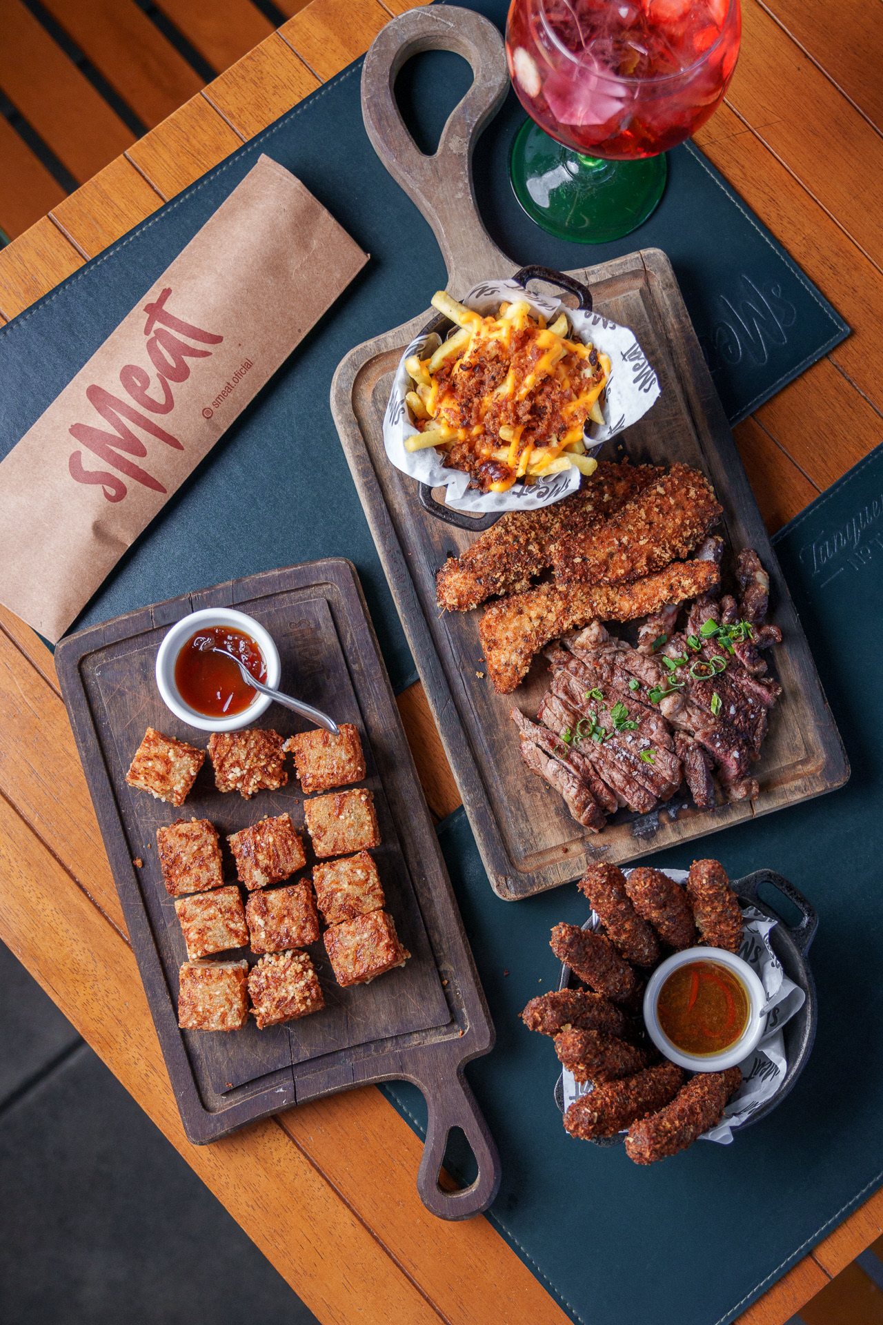 Tábua do Smeat com dadinhos de tapioca, carne e mac and cheese