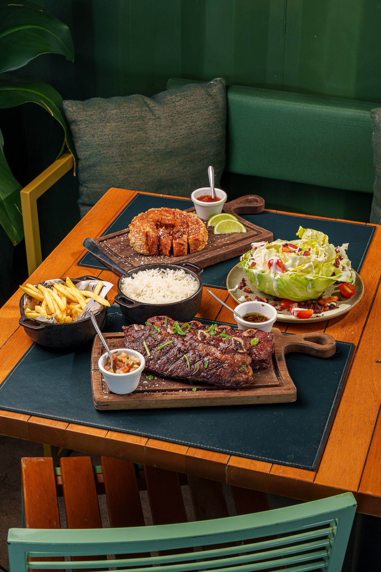 Tábua de carne com salada na mesa do Smeat